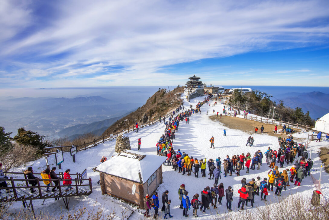 tourists taking photos beautiful scenery skiing around deogyusan - Magainepanda.com