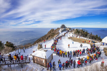 tourists taking photos beautiful scenery skiing around deogyusan - Magainepanda.com