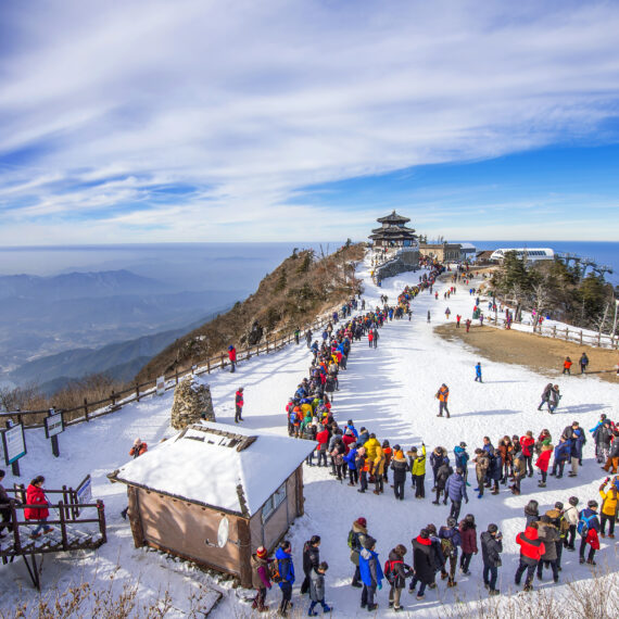 tourists taking photos beautiful scenery skiing around deogyusan - Magainepanda.com